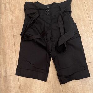 Essentials by ABS women’s black Bermuda short sz 6